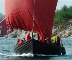 Med Brørvikskuto til veglause gardar langs Veafjorden