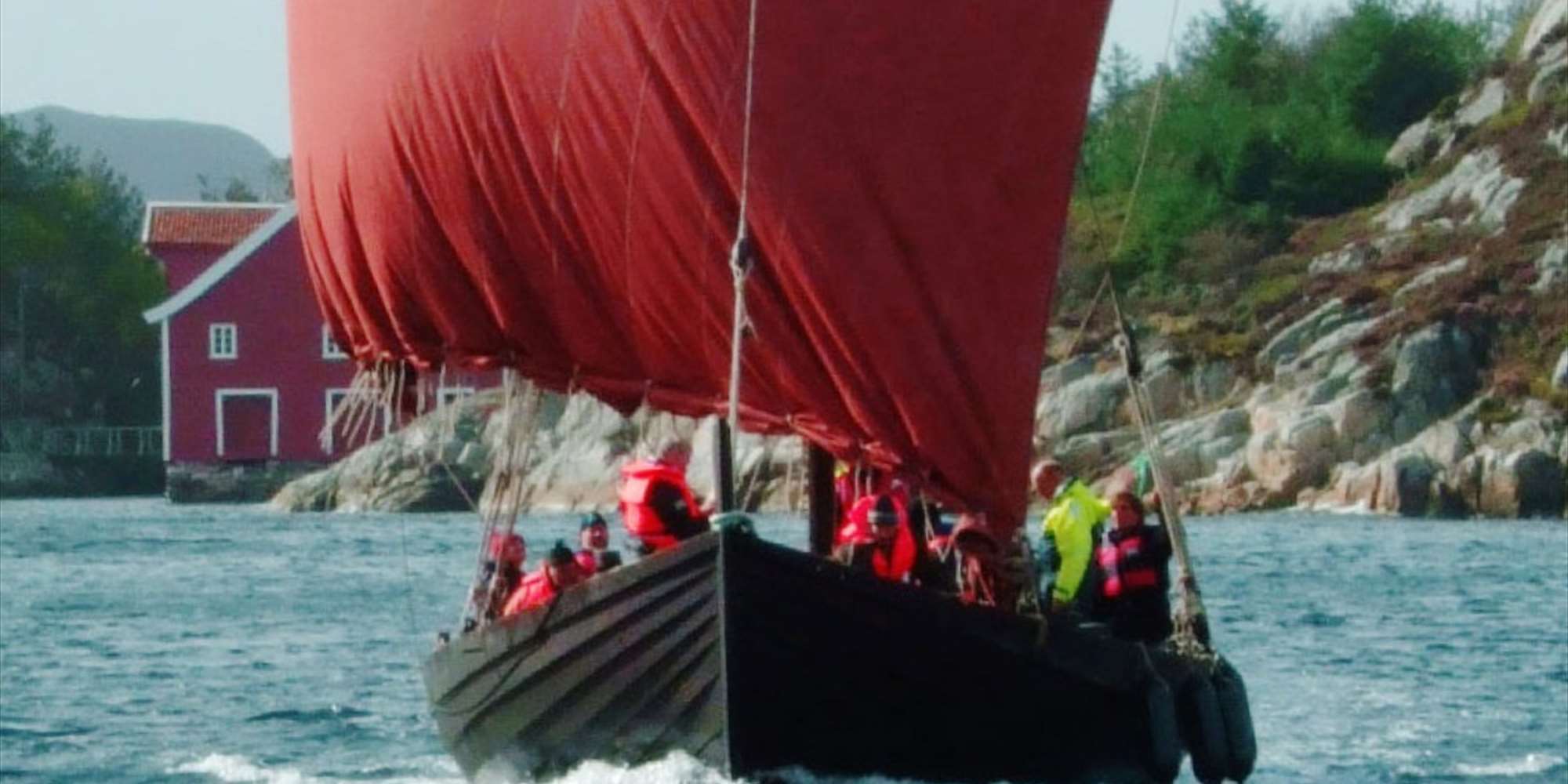 Med Brørvikskuto til veglause gardar langs Veafjorden