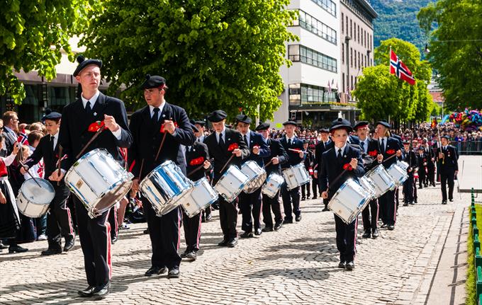 Buekorps i 17. mai toget i Bergen